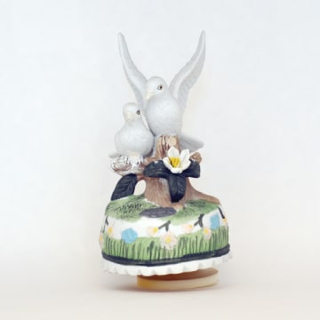 Music box with ceramic doves.
